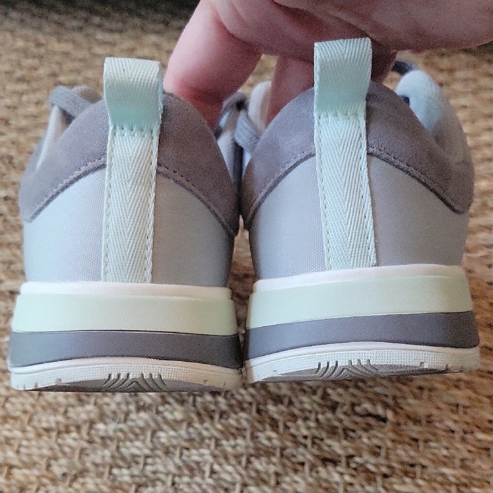 Vionic Breilyn Light Gray Suede and Nylon Sneakers Size 5. - Picture 3 of 9
